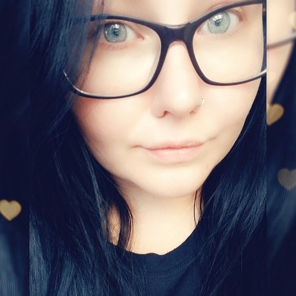 Meet your Posher, Alyssa - Picture 3 of 7